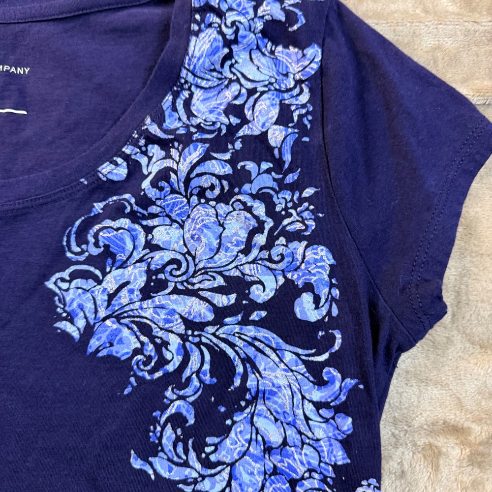 Y2K Fairycore New‎ York & Company Navy Blue Damask Floral Graphic Tee Spring - Picture 2 of 6